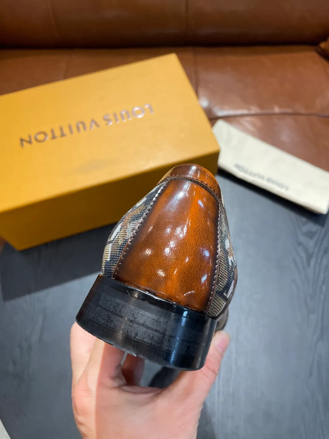 [LV] Leather shoes - High-end quality - Upper: 🔝Tumbled cowhide, Nappa cowhide, brand logo sewn on the shoe body - Inner: cowhide, foot pad; water-dyed cowhide - Outsole: T men's shoes 💰R·Rubber foam; two-color molded outsole -Super high quality control·Fine workmanship: highlighted (high-end·luxury·grade) -Size: 38-44 (45 can be customized)